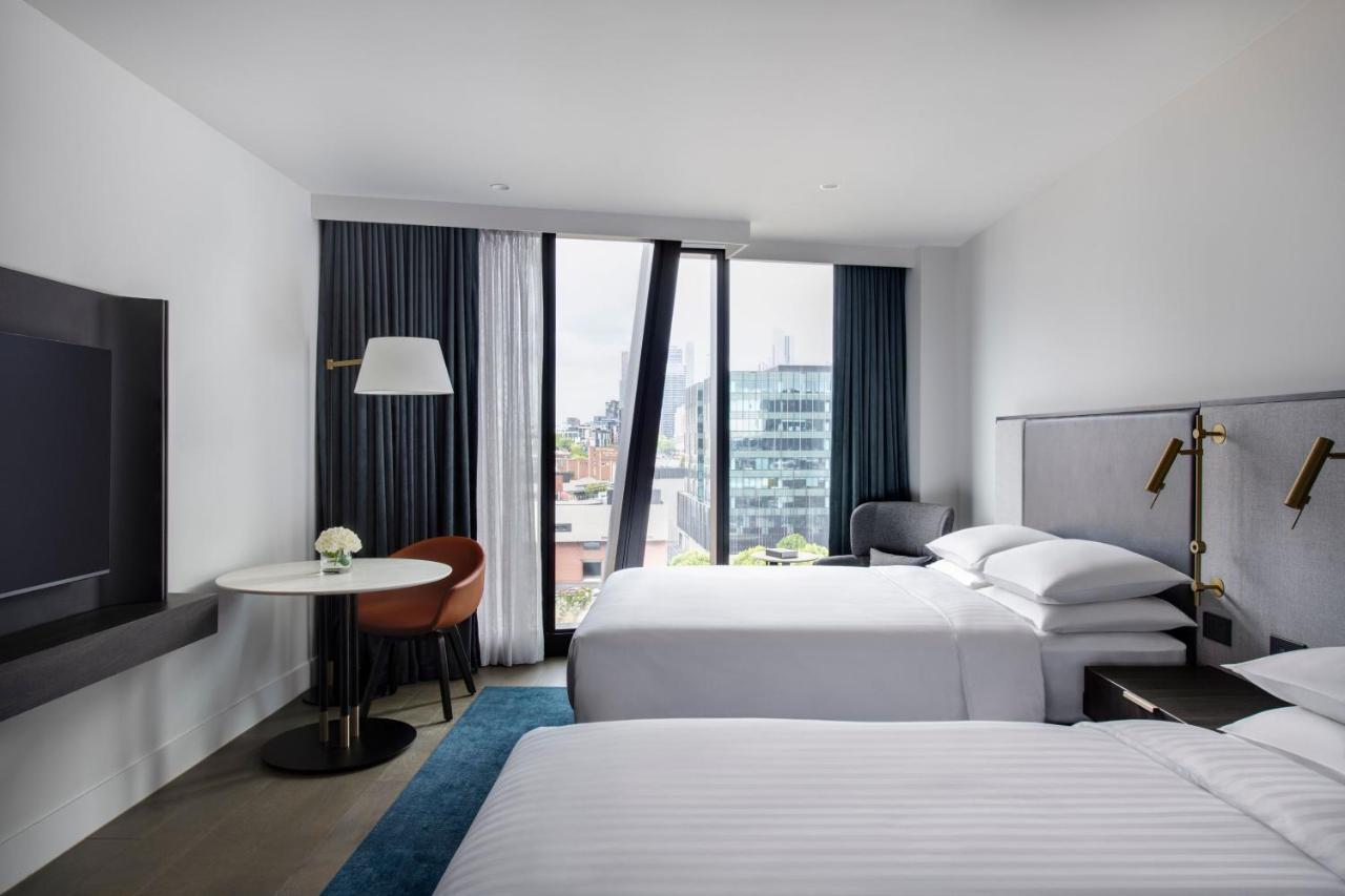 Melbourne Marriott Hotel Docklands Exterior foto A guest room at the hotel