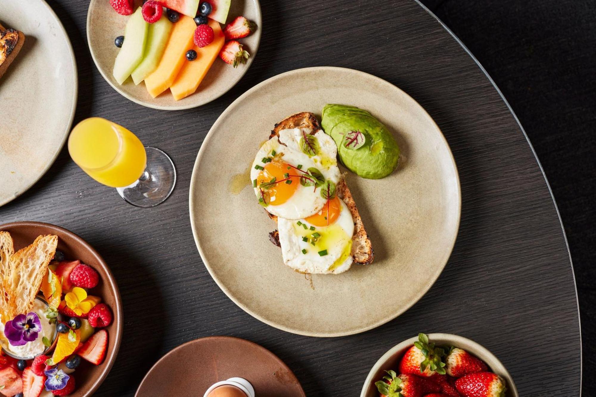 Melbourne Marriott Hotel Docklands Exterior foto Avocado and egg on toast